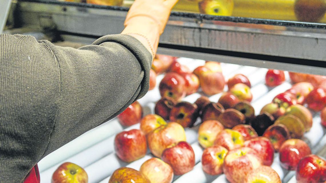A deal for frozen meat and fruit products to be exported to China could improve Argentina's trade deficit with Beijing.