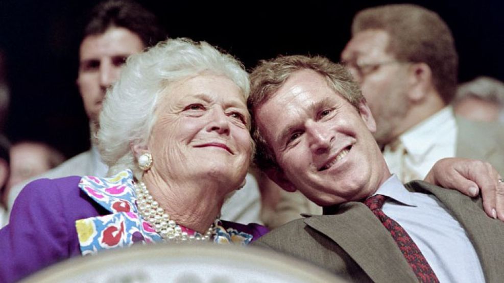 Bárbara Bush junto a su hijo en 1992