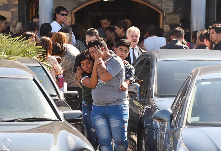 Cientos de personas despidieron con un aplauso los restos de Leandro Alcaraz, el chofer de la Línea 620 asesinado el domingo.