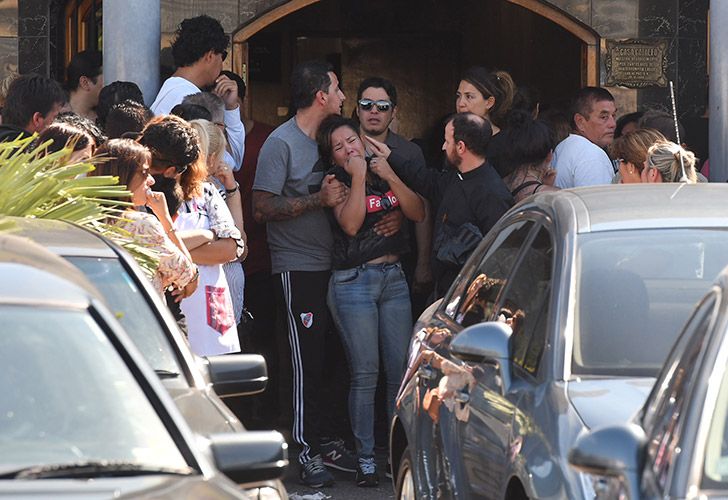 Cientos de personas despidieron con un aplauso los restos de Leandro Alcaraz, el chofer de la Línea 620 asesinado el domingo.