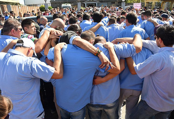 Cientos de personas despidieron con un aplauso los restos de Leandro Alcaraz, el chofer de la Línea 620 asesinado el domingo.