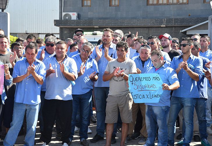 Cientos de personas despidieron con un aplauso los restos de Leandro Alcaraz, el chofer de la Línea 620 asesinado el domingo.