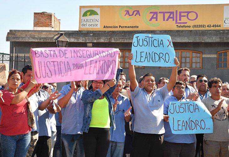 Cientos de personas despidieron con un aplauso los restos de Leandro Alcaraz, el chofer de la Línea 620 asesinado el domingo.