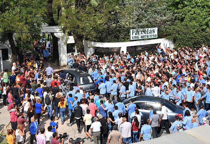 Cientos de personas despidieron con un aplauso los restos de Leandro Alcaraz, el chofer de la Línea 620 asesinado el domingo.