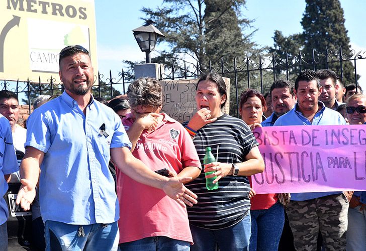 Cientos de personas despidieron con un aplauso los restos de Leandro Alcaraz, el chofer de la Línea 620 asesinado el domingo.