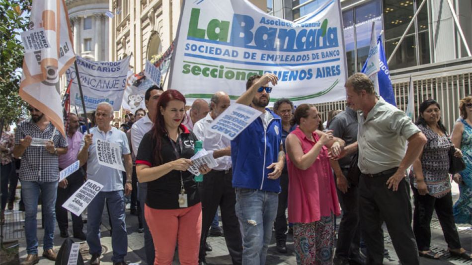 Los bancarios cumplen un paro de 48 horas en reclamo de aumento salarial