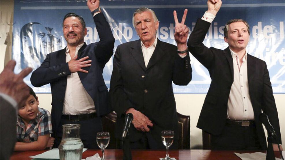 Gustavo Menéndez (izquierda) y Fernando Gray (derecha), presidentes del PJ provincial, junto al líder nacional José Luis Gioja