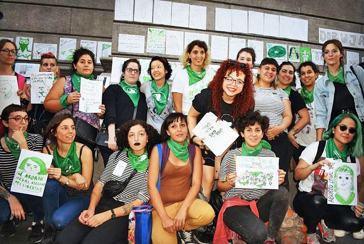 #martesverde. Se juntan a dibujar mientras adentro los legisladores participan de las audiencias en el plenario de comisiones parlamentarias.