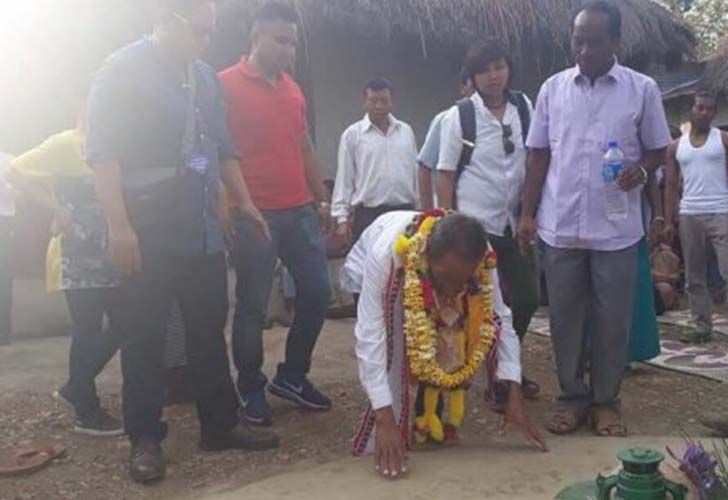 La policía ayudó a localizar al hombre, un exsoldado que ahora tiene 66 años. Este jueves fue llevado de vuelta a Manipur. 