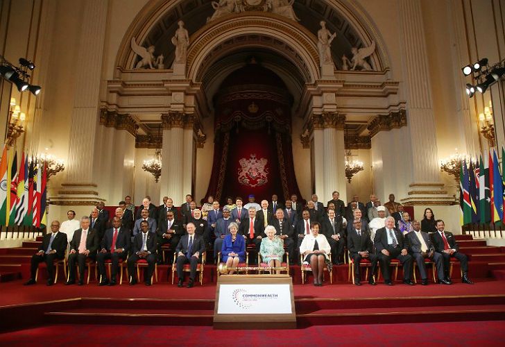 La reina Isabel II fue la anfitriona en la gala de los líderes de la Commonwealth en Londres.