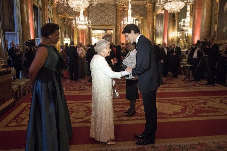 La reina Isabel II fue la anfitriona en la gala de los líderes de la Commonwealth en Londres.