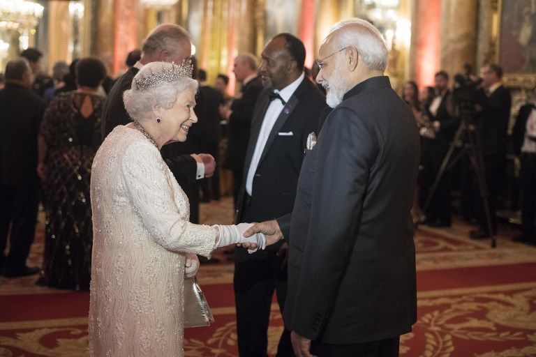 La reina Isabel II fue la anfitriona en la gala de los líderes de la Commonwealth en Londres.