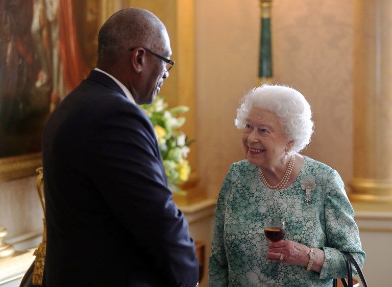 La reina Isabel II fue la anfitriona en la gala de los líderes de la Commonwealth en Londres.