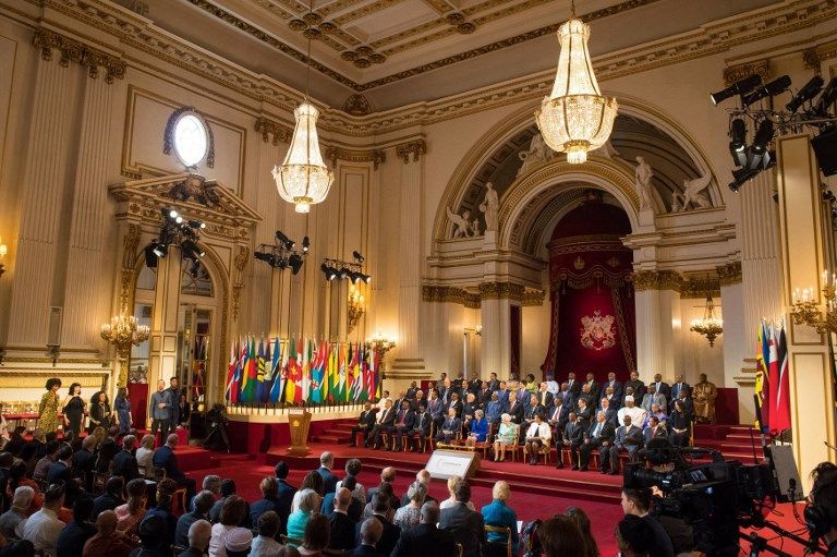 La reina Isabel II fue la anfitriona en la gala de los líderes de la Commonwealth en Londres.