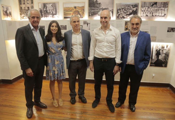 De izq. A der.: el presidente de River Plate, Rodolfo D’Onofrio; la actriz Zoe Hochbaum, protagonista de la obra “La Ventana del Árbol y Ana Frank”; el juez federal Sergio Torres; el jefe de Gobierno de la Ciudad, Horacio Rodríguez Larreta, y el director del Centro Ana Frank Argentina, Héctor Shalom.