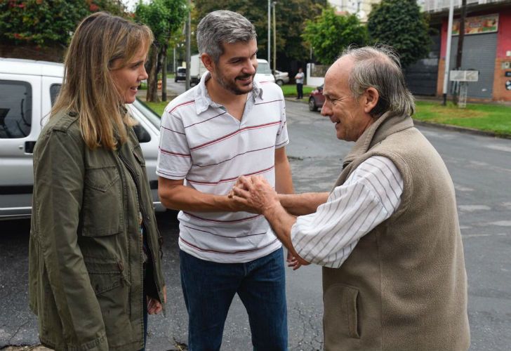 El jefe de Gabinete Marcos Peña junto a Gladys González recorren Wilde en el segundo timbreo del año de Cambiemos.