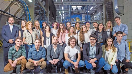 Clase. Delante de la imprenta donde se imprime el diario PERFIL, los 25 nuevos alumnos iniciaron el único posgrado en el que todos los docentes son periodistas.