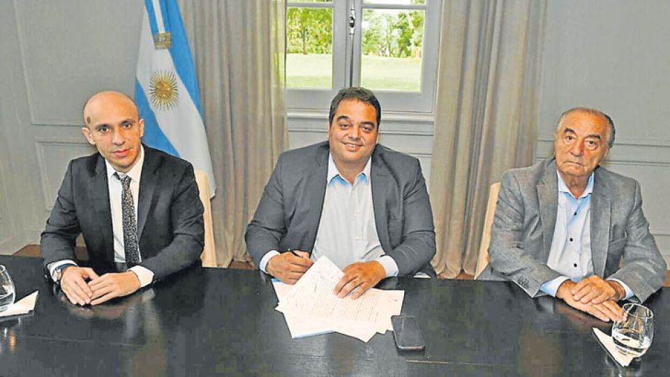 Sonrisa. Triaca, contento con el resultado. Los trabajadores de la cadena cuestionan a Cavalieri.