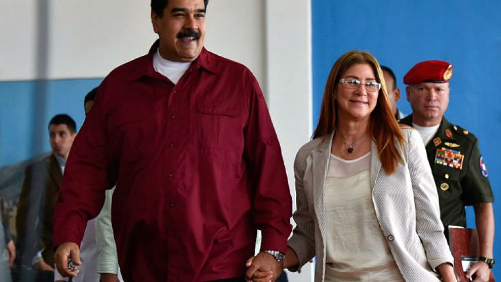 Maduro y su esposa, Cilia Flores, cuando partían rumbo a Cuba.