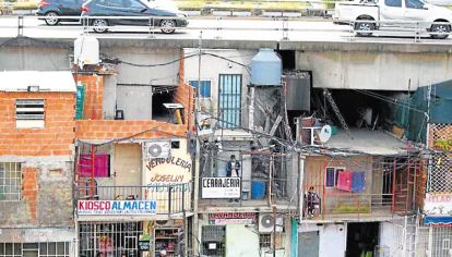 Contraste. Los vecinos de la villa nunca recibieron sus títulos, ni conexiones adecuadas a los servicios. Una realidad que precisa de planes y soluciones urgentes.