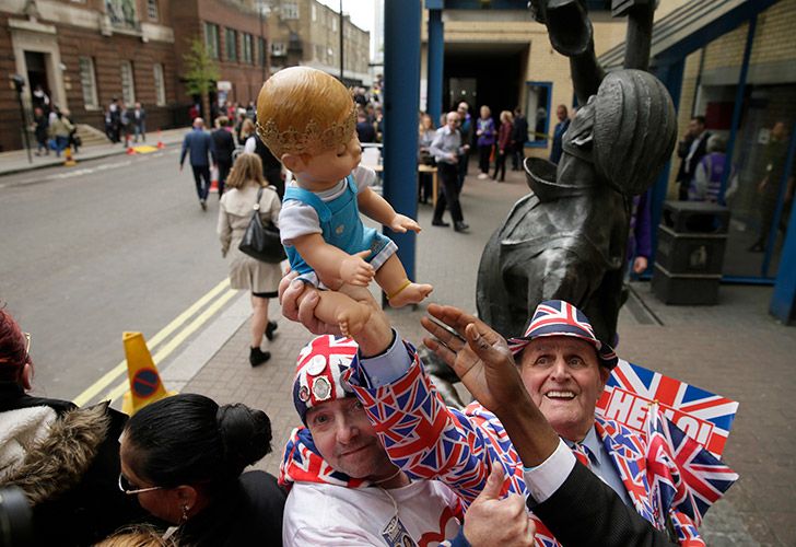 Fanáticos reales celebrando el nacimiento del bebé real