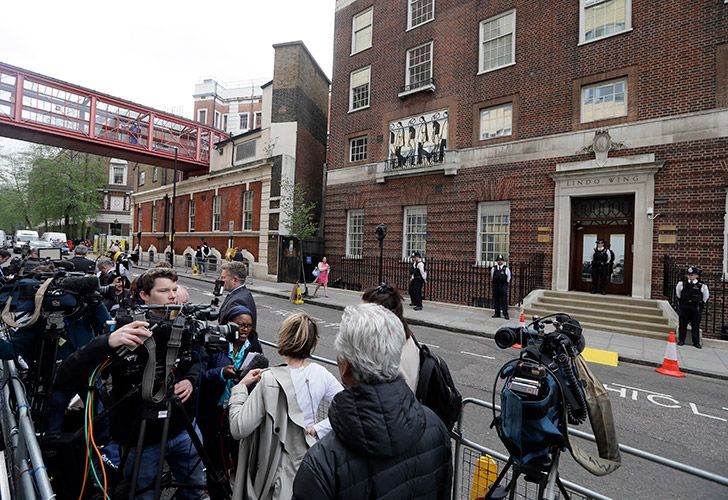 Diversos medios de comunicación reunidos frente al edificio Lindo Wing