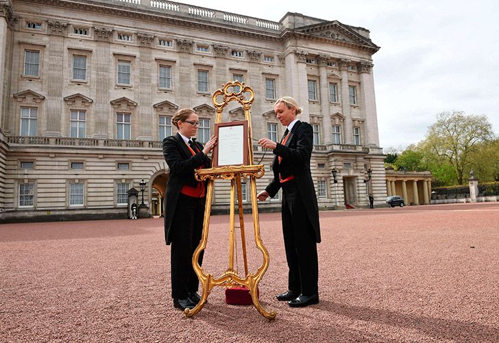 Se coloca un aviso en un caballete anunciando el nacimiento del nuevo bebé real, en la explanada del Palacio de Buckingham, en Londres