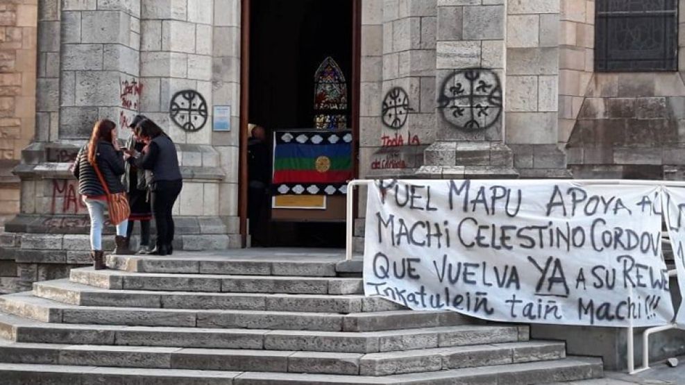 Protesta mapuche en la Catedral de Bariloche