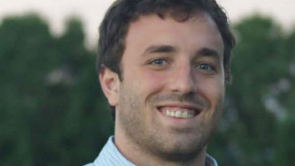 Santiago Fernandez Cosimano habló de nepotismo en 2015 por el nombramiento de la hija de Agustín Rossi y ahora su hermana ocupa un cargo en el macrismo.