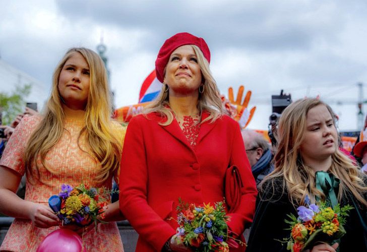 La reina vistió un look "Total red" que acaparó todas las miradas. 