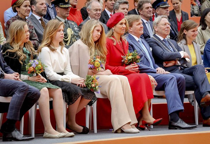 Máxima, junto al rey Guillermo y sus hijas Ariane, de 11 años, Alexia, 12, y Amalia, de 14 años.