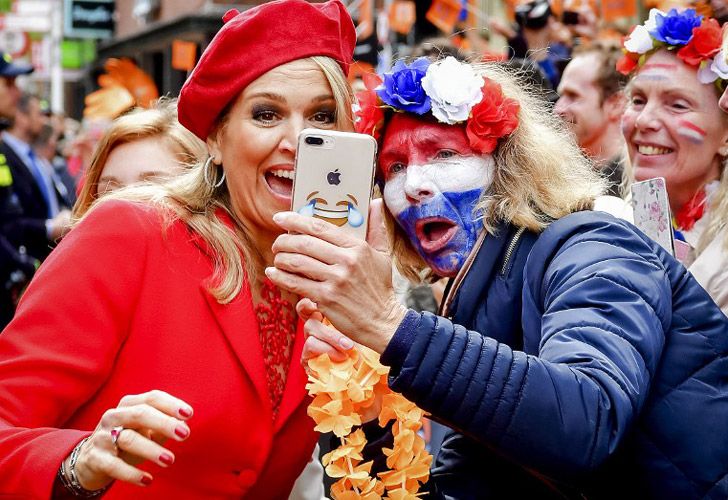 La reina Máxima se saca selfies junto a los ciudadanos. 