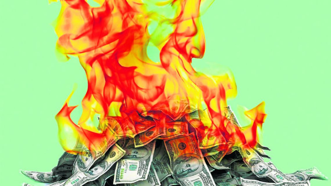 Dólares quemándose 