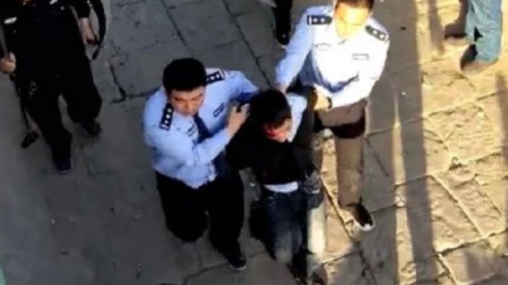 La policía detiene al asesino en una escuela china.