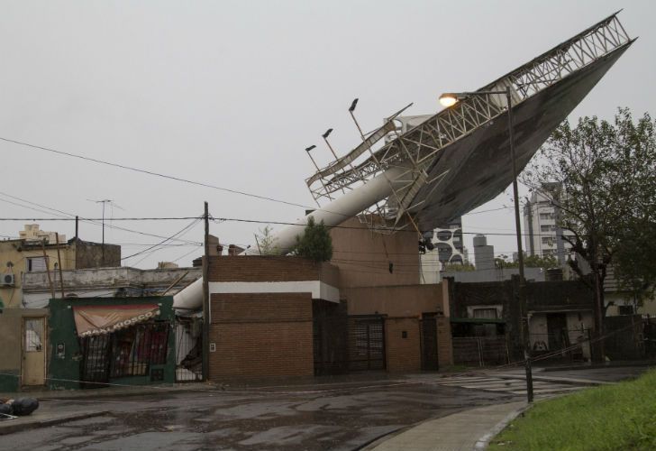 Se desplomó sobre cuatro casas un enorme cartel publicitario ubicado de cara a la avenida General Paz, cerca del cruce con avenida Mosconi, en el municipio bonaerense de Tres de Febrero