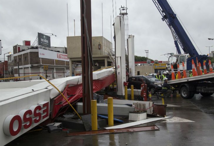 Se desplomó el techo de una estación de servicio ubicada sobre la colectora de la avenida general Paz.