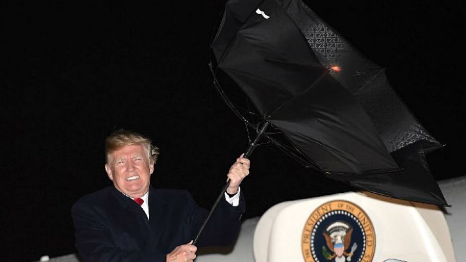 Trump, luchando con el viento al regresar este sábado de Michigan.