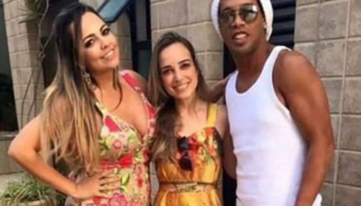 Ronaldinho y sus dos mujeres