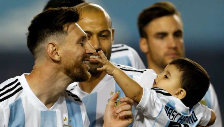 Lionel Messi junto a Mascherano y su hijo