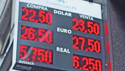 TENSIÓN Y CALMA. La administración de Macri vivió su peor semana financiera, con su pico el jueves: dólar en $ 23.