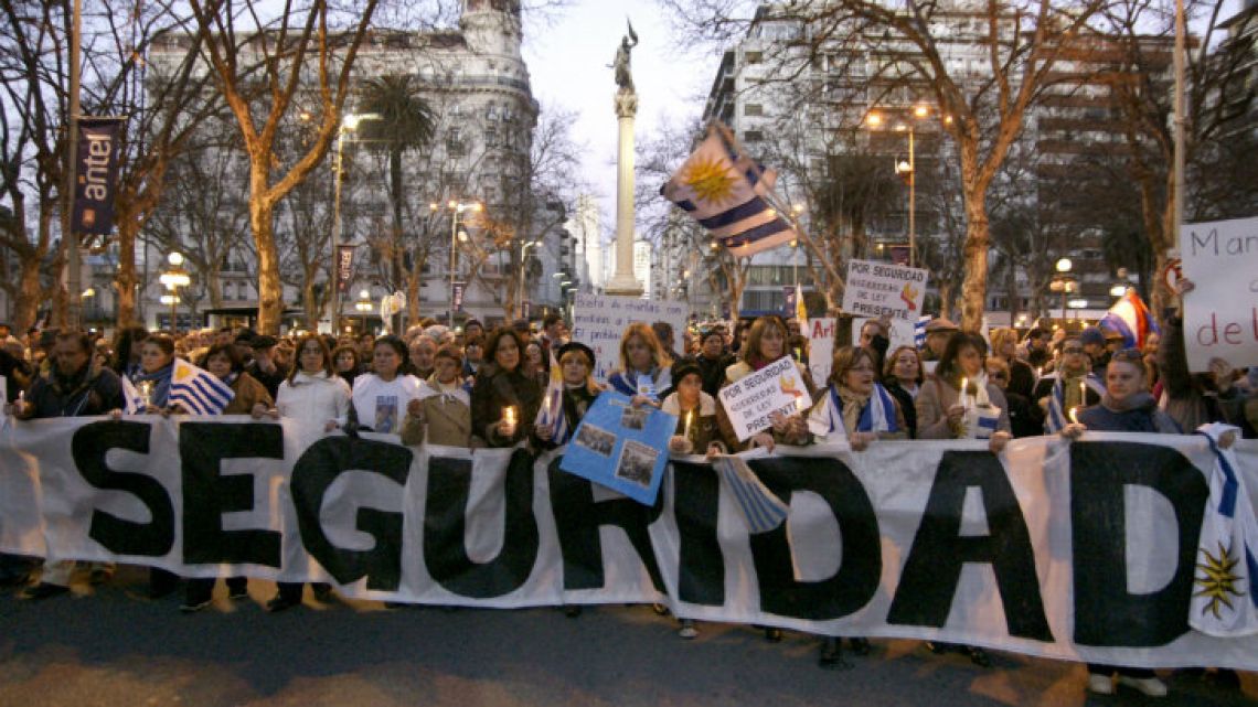 Demonstrators march along 18 de Julio avenue in Montevideo. In 2017, 283 people were murdered in Uruguay, a country considered peaceful in the Latin American context, and according the Interior Minister Eduardo Bonomi, that number could rise in 2018. Along with the crime statistics, criticisms of the Frente Amplio government’s administration rise due to the increase from 5.7 to 8.4 homicides per 100,000 inhabitants between 2005 and 2015.