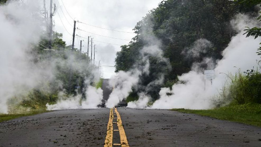 Una fractura abierta por el terremoto "respira" vapor en Hawaii.