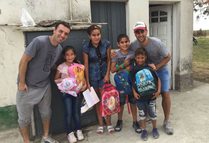 Los organizadores de Verte Reír junto a algunos de los chicos de la escuela rural C.E.R 81 Mariano Moreno, Campo La escondida, ubicada en la localidad santafecina de Venado Tuerto.