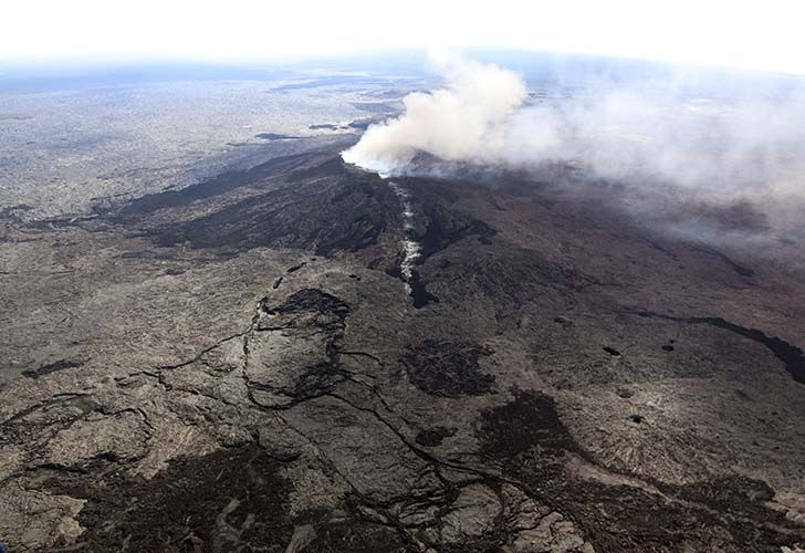 Incendios y grietas tras un sismo provocado por la erupción de un volcán en Hawaii.