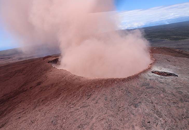 Incendios y grietas tras un sismo provocado por la erupción de un volcán en Hawaii.