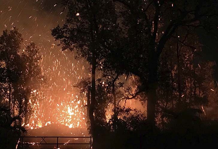 Incendios y grietas tras un sismo provocado por la erupción de un volcán en Hawaii.