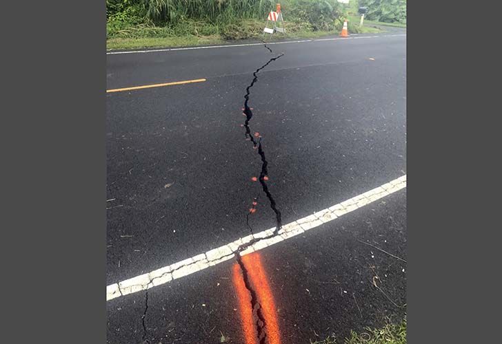 Incendios y grietas tras un sismo provocado por la erupción de un volcán en Hawaii.