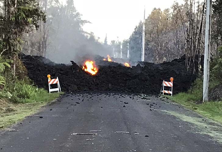 Incendios y grietas tras un sismo provocado por la erupción de un volcán en Hawaii.