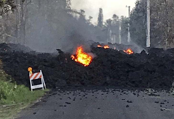 Incendios y grietas tras un sismo provocado por la erupción de un volcán en Hawaii.
