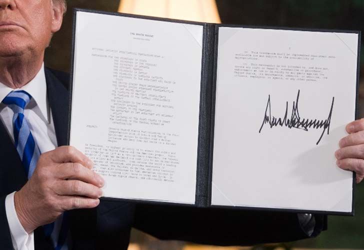 Donald Trump firma la retirada de EE.UU. en el acuerdo nuclear con Irán.